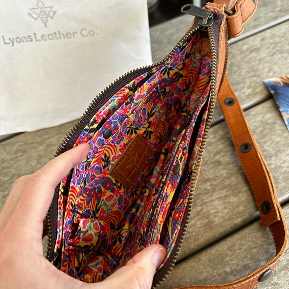NWT Lyons Leather Sling/Crossbody - Picture 5 of 6